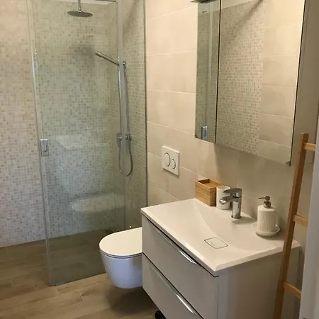 Nona Ervina Apartman *