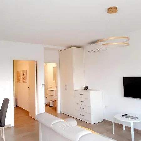 Nona Ervina Apartment *